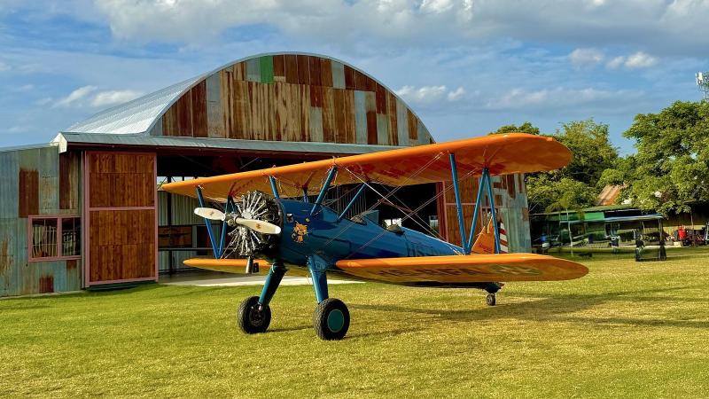 Биплан Stearman у ангара аэродрома