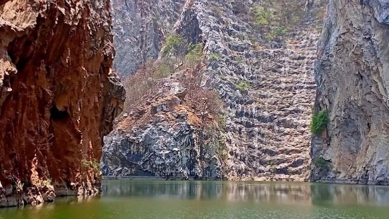 Скалы и зелёная вода в Змеином каньоне