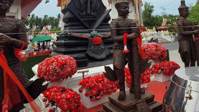 Алтарь с красными розами в Храме тысячи красных роз