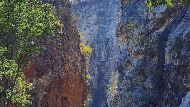 Отвесные скалы над водой в Змеином каньоне