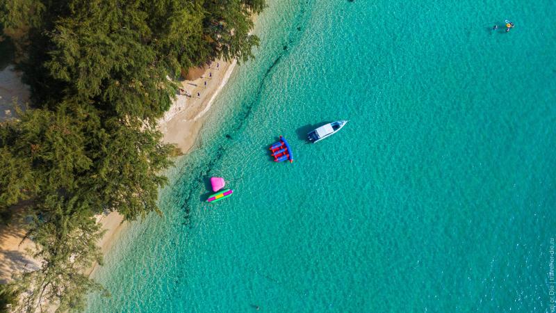 Лодки над прозрачной водой у пляжа, вид сверху