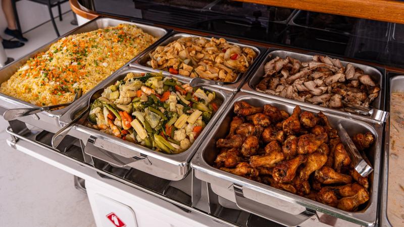 Обед на катамаране: шведский стол с курицей, рисом и овощами