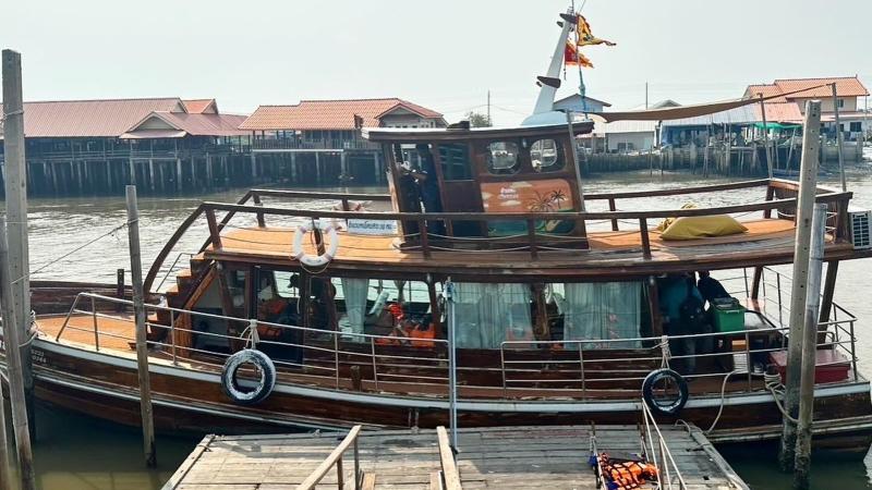 Причал с лодками перед выходом в море