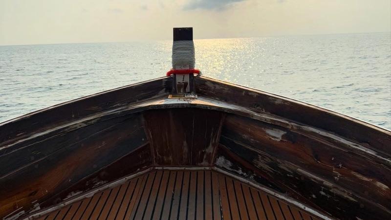 Нос деревянного судна на пути в открытое море