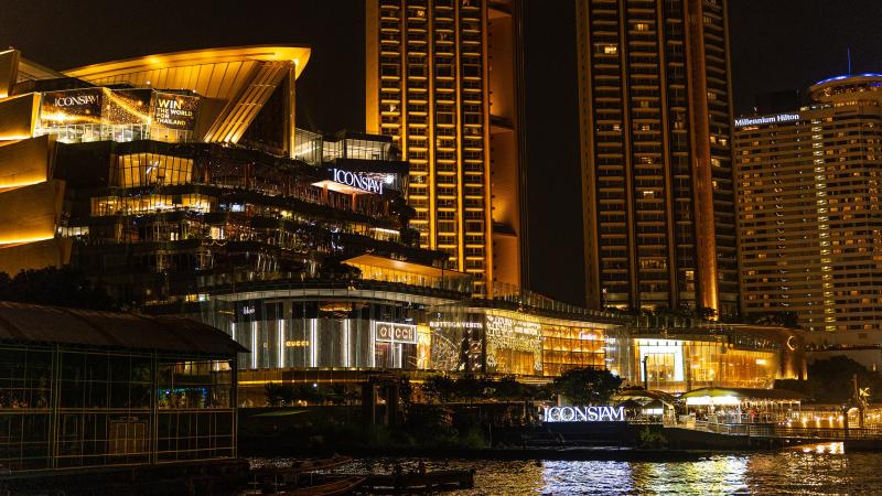 Подсвеченный ICONSIAM на берегу Чао Прайя ночью