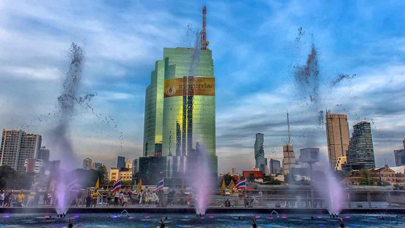Подсвеченные фонтаны у ICONSIAM вечером
