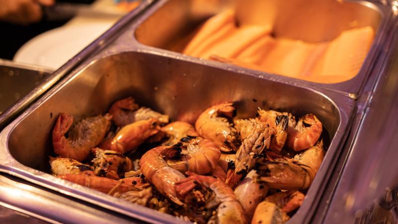 Морепродукты на шведском столе во время круиза