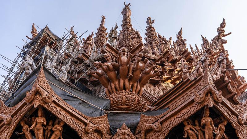 Резные скульптуры на крыше Храма Истины