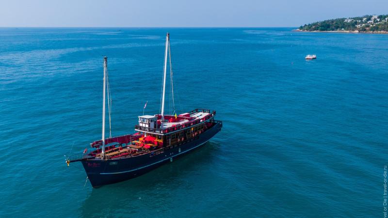 Яхта Красный Барон в открытом море с дрона