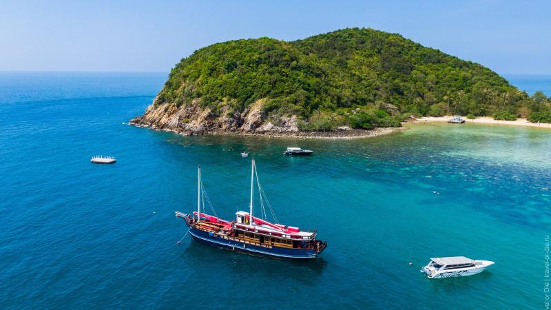 Яхта у зелёного острова