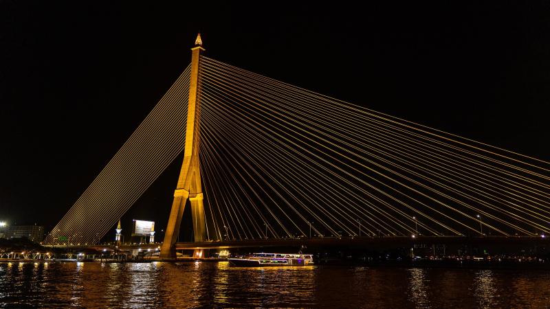 Подсвеченный мост Рама VIII через Чао Прайя ночью