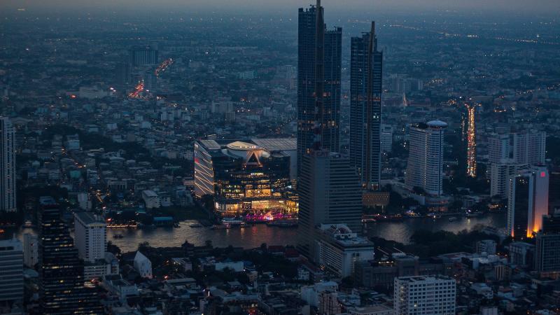 Вид с Маханакхона в сумерках на ТЦ ICONSIAM и реку Чао Прайя