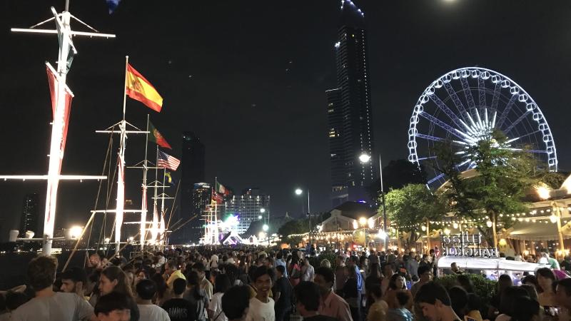 Вечерняя набережная Asiatique с колесом обозрения Asiatique Sky