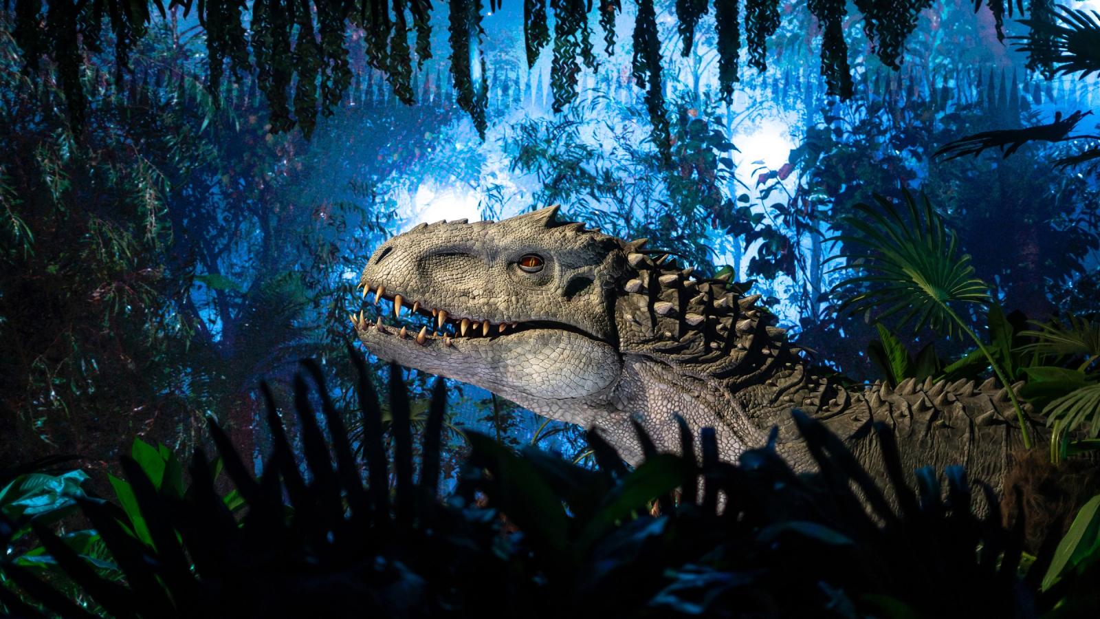 Аниматронный динозавр в джунглях парка Jurassic World: The Experience в Бангкоке