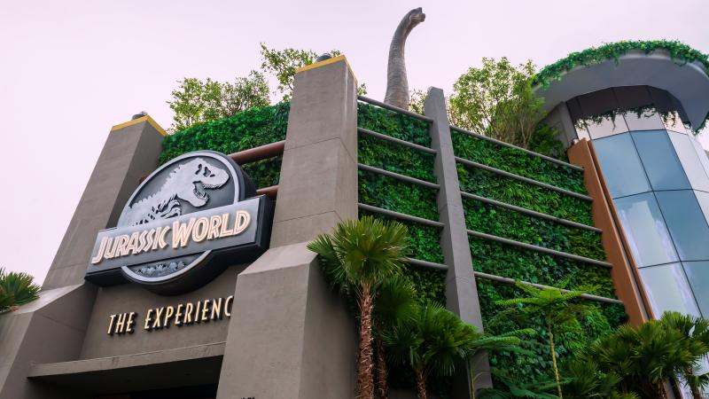 Вход в парк динозавров Jurassic World: The Experience на набережной Asiatique