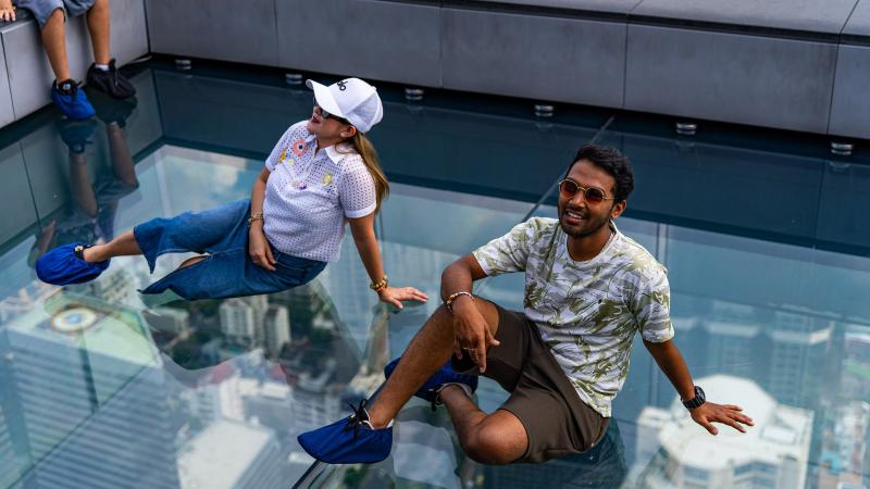 Туристы на стеклянном полу SkyWalk на крыше Маханакхона