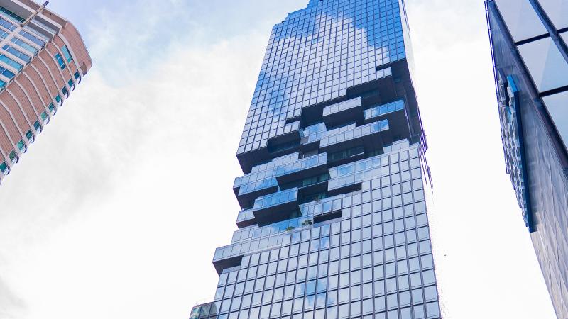 «Пиксельный» небоскрёб Маханакхон снизу