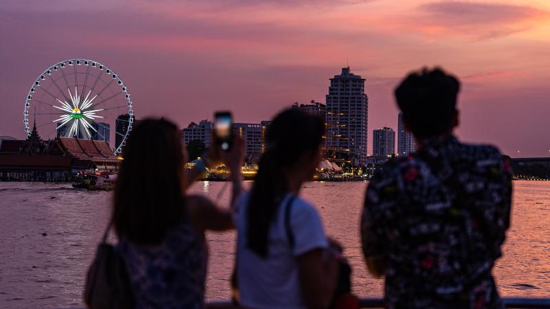 Закат на Чао Прайя с колесом обозрения Asiatique Sky на берегу
