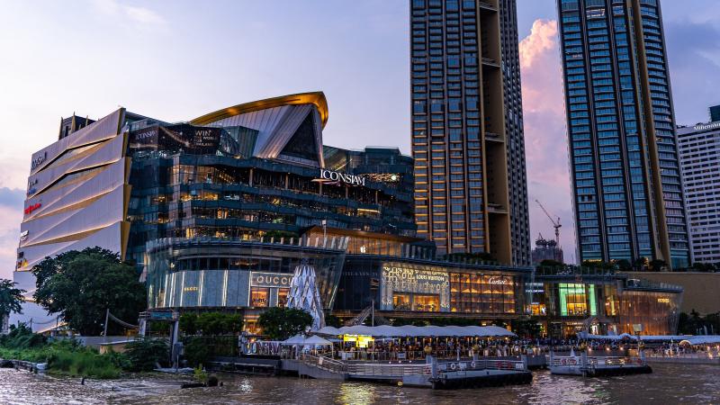 ICONSIAM на берегу Чао Прайя вечером