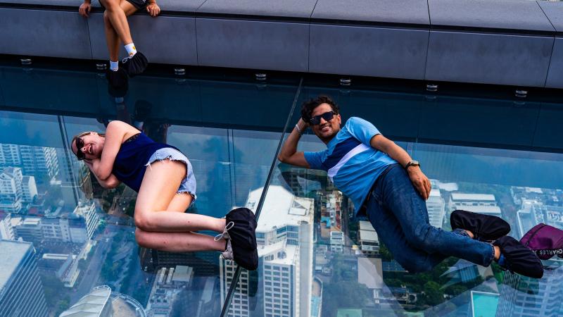 Стеклянный пол SkyWalk на Маханакхоне, 314 м над Бангкоком
