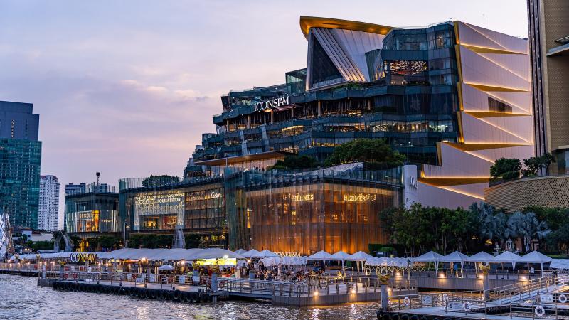 ICONSIAM на берегу Чао Прайя на закате