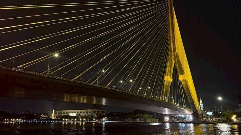 Ночной мост Рамы VIII с реки Чао Прайя