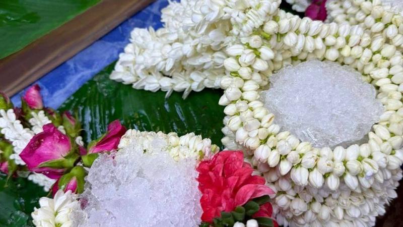 Цветочные гирлянды на рынке Пак Клонг Талат