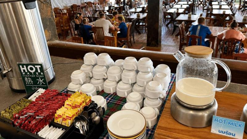 Завтрак в отеле Andaman Beach Resort: буфет с чашками, чай и кофе, ресторан у моря