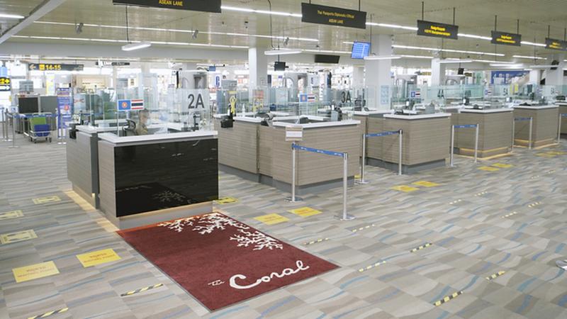 Дорожка Fast Track с ковром Coral к стойкам паспортного контроля в зале аэропорта