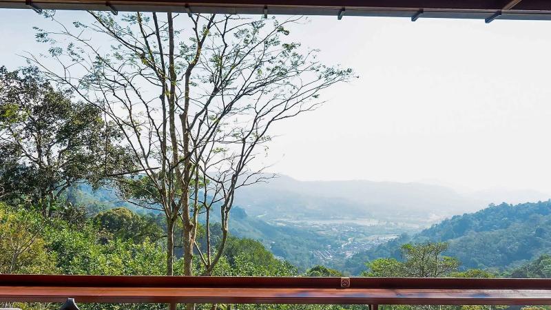 Терраса кафе в парке Patong Mountain View с видом на долину и горы — еда и напитки за свой счёт