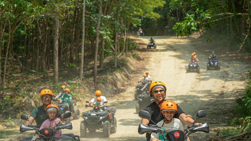 Квадроциклы на лесной дороге парка Patong Mountain View — катание 30 или 60 минут за доплату