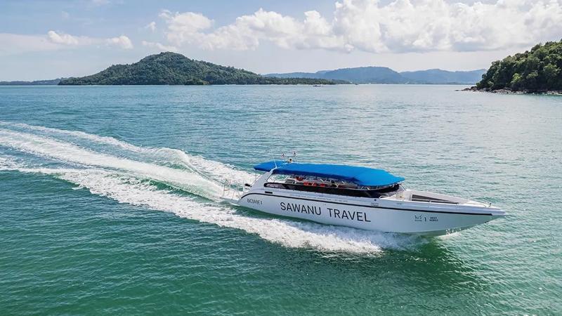 На таком скоростном катере выходят из Royal Phuket Marina к островам Рок и Хаа