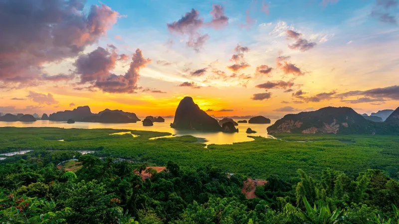 Рассвет на Самет Нангше: солнце встаёт над скалами залива Пханг Нга и мангровым лесом