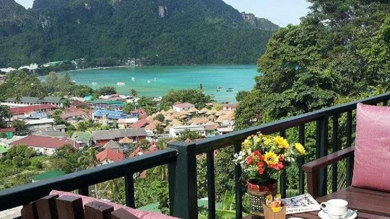 Вид с балкона отеля Phi Phi Arboreal Resort на бухту и деревню Пхи-Пхи Дон, столик с чашками