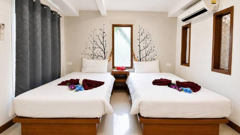 Номер с двумя кроватями в отеле Phi Phi Arboreal Resort: белые стены, кондиционер и окно