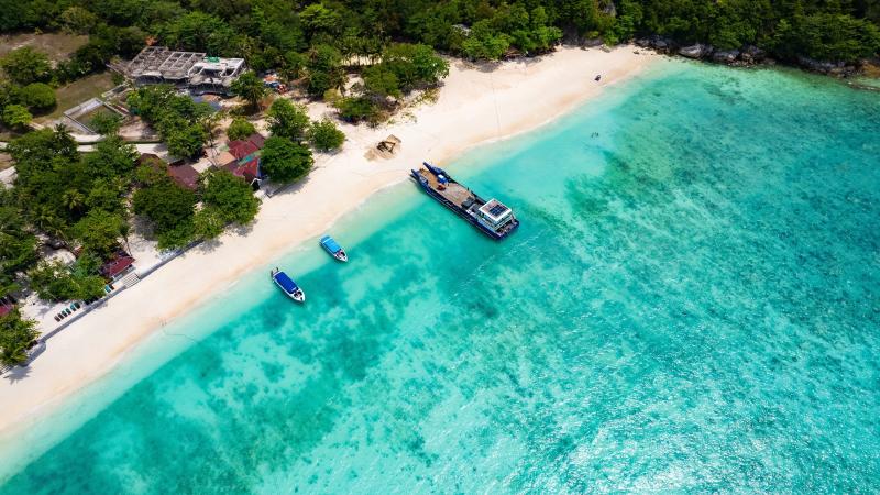 Остров Рача Яй сверху: белый пляж, бирюзовая вода и лодки у берега