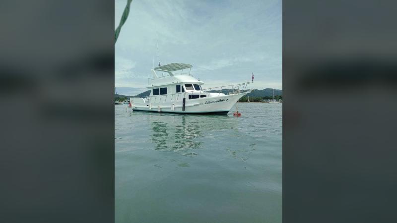 Моторная яхта с кондиционером для морской рыбалки с Пхукета на якоре в бухте