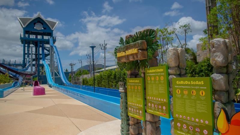 Башня и спуски горок Dragon's Drop и Garuda Soars в зоне Naga Jungle аквапарка Андаманда