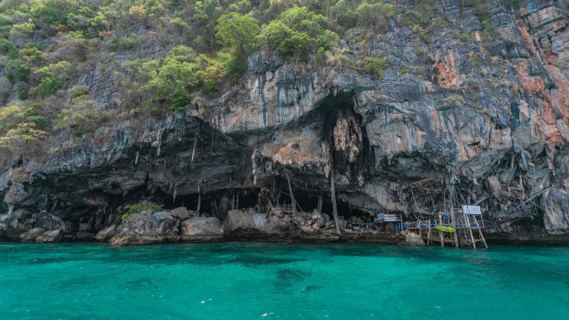 Вход в пещеру Викингов в скале острова Пхи-Пхи Лей над бирюзовой водой