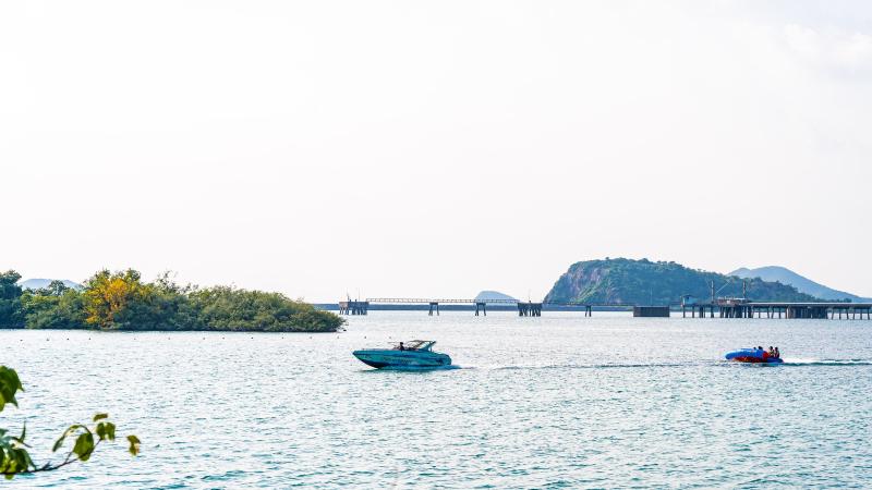 Скоростные катера в море у берегов Саттахипа