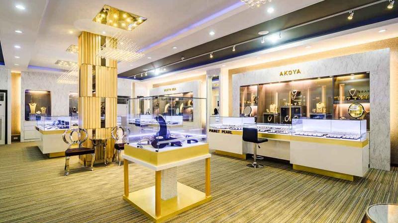 Зал Akoya в жемчужном магазине Phuket Pearl на Пхукете: витрины с украшениями из жемчуга