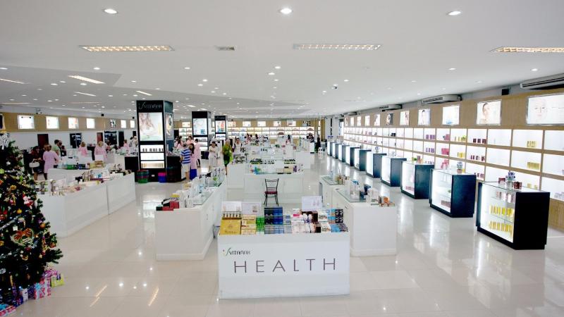 Просторный зал магазина косметики и товаров для здоровья с прилавком HEALTH на Пхукете