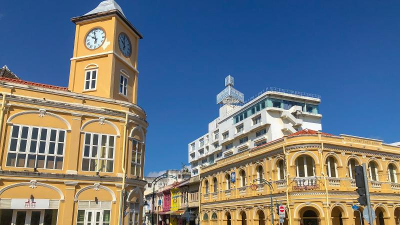 Старый город Пхукета: жёлтые здания в китайско-португальском стиле и часовая башня