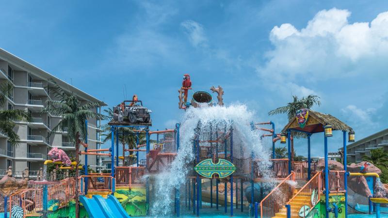 Детская зона Aqua Play в аквапарке Splash Jungle: горки, лесенки и большое ведро, которое опрокидывает воду