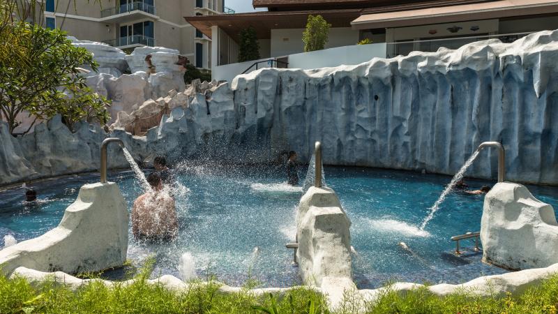 Бассейн Spring Pool в аквапарке Splash Jungle: струи воды среди серых скал, похожих на ледник