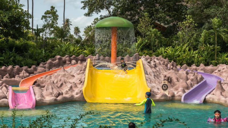 Детский бассейн аквапарка Splash Jungle с маленькими горками и грибом-фонтаном среди искусственных скал