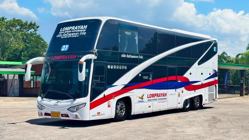 Двухэтажный автобус Lomprayah на стоянке — на таких везут пассажиров по суше до пирса