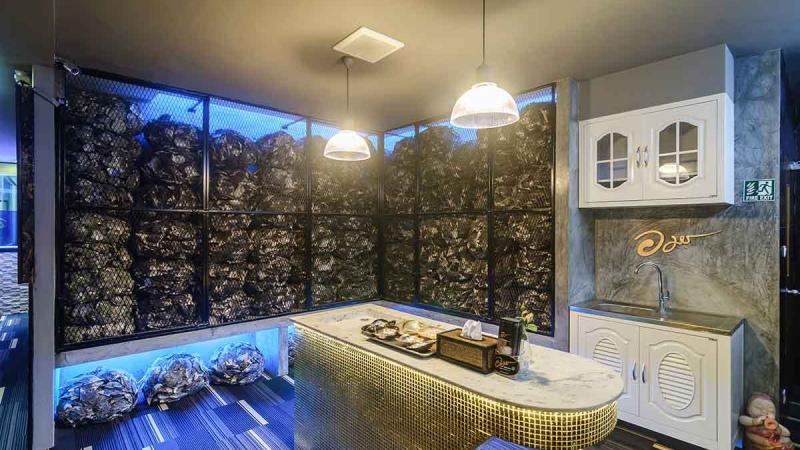 Стена из раковин жемчужниц под синей подсветкой в магазине Phuket Pearl на Пхукете