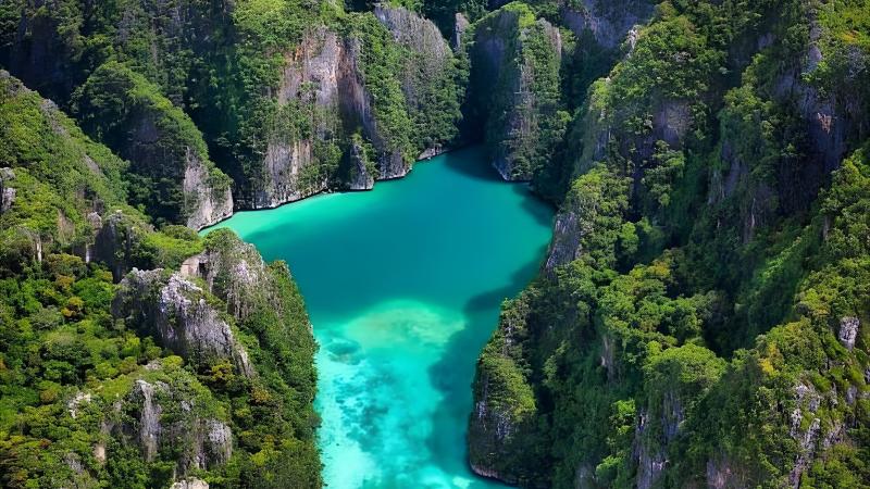 Лагуна Пиле на Пхи-Пхи Лей сверху: бирюзовая вода между отвесных скал