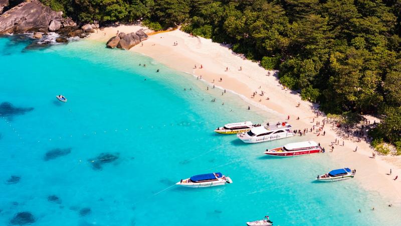Пляж Симиланских островов с высоты: белый песок, джунгли и катера на бирюзовой воде